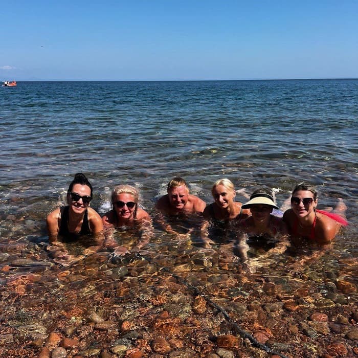 Гости купаются в море во время экскурсии